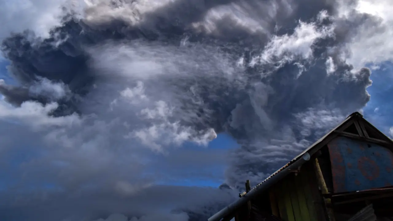 FOTO: Erupsi, Abu Vulkanik Gunung Sinabung Selimuti Karo