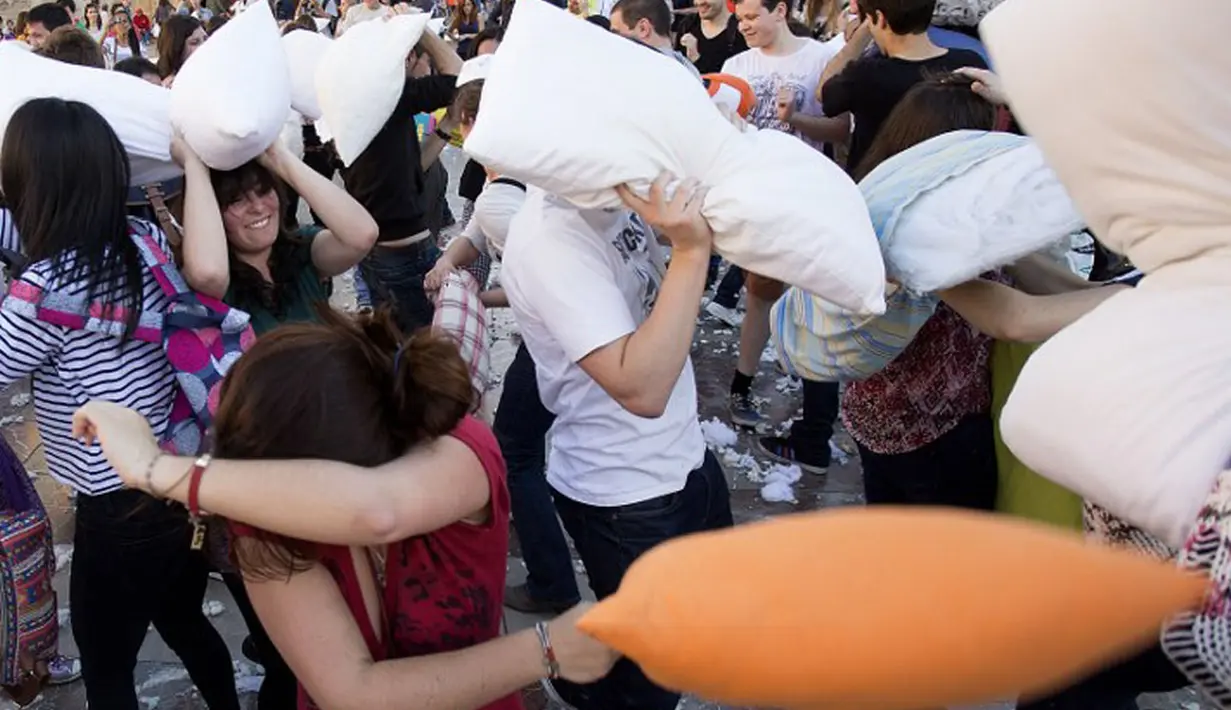 Hanya saja, ada satu peraturan tegas dalam acara yang digelar Urbart ini. Peserta yang memegang bantal tidak boleh menyerang siapapun yang tak membawa bantal (AFP PHOTO / BEN STANSALL).
