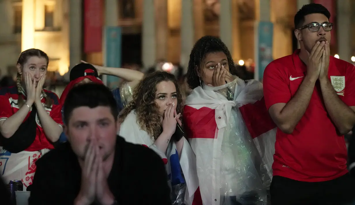 Suporter Inggris bereaksi saat menonton pertandingan final Euro 2020 antara Inggris dan Italia dari zona penggemar di Trafalgar Square, London, Inggris, Minggu (11/7/2021). Italia mengalahkan Inggris 3-2 dalam adu penalti setelah bermain imbang 1-1. (AP Photo/Matt Dunham)