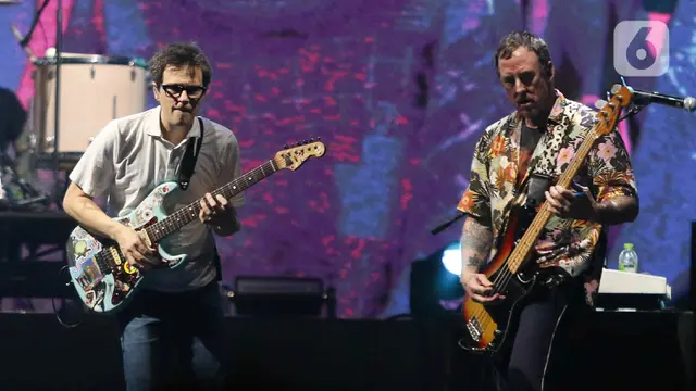 Aksi Panggung Weezer Bawakan Lagu Anak Sekolah di Soundrenaline 2022