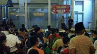 Rutan Kelas I Salemba memindahkan 300 narapidana dalam semalam ke berbagai Lapas di Jawa Barat dan Banten yang dipimpin langsung Kepala Rutan Salemba, Wahyu Trah Utomo, Selasa (25/3/2025). (Ist)