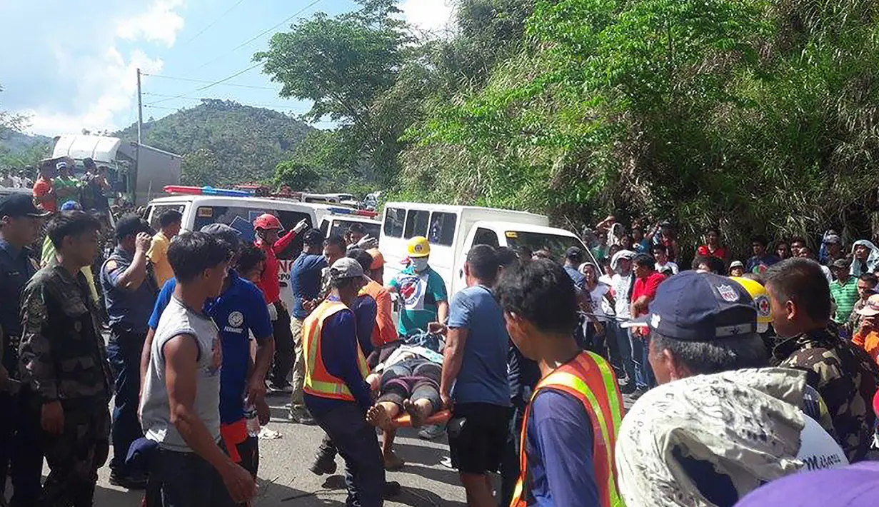 Para korban insiden bus yang terjun ke jurang dibawa menuju rumah sakit di Provinsi Nueva Ecija di Filipina Utara, Selasa (18/4). Menurut identifikasi, bus ini memang kurang terpelihara serta fitur keselamatannya kurang memadai. (Handout/MDRRMO/AFP)