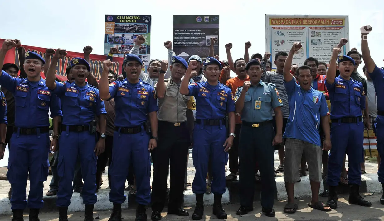 Nelayan bersama jajaran Ditpolairud saat deklarasi antihoaks di Pelabuhan Cilincing, Jakarta Utara, Kamis (15/3). Para nelayan juga siap melaporkan jika ada berita bohong di lingkungan mereka. (Merdeka.com/Iqbal S. Nugroho)
