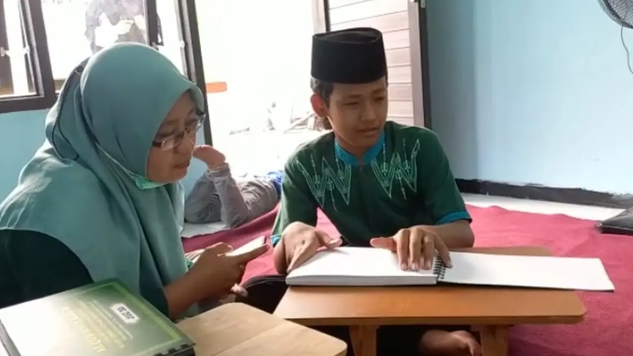 Anak penyandang disabilitas belajar membaca Al-Quran