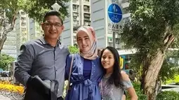 Pasha Ungu dan Adelia pernah mengajak jalan-jalan Shakiena Azalea. Momen kebersamaan Shakiena dengan Pasha dan Adelia ini banjir pujian. Terlebih melihat Adelia yang merangkul pinggang sang anak. (Liputan6.com/IG/adeliapasha)