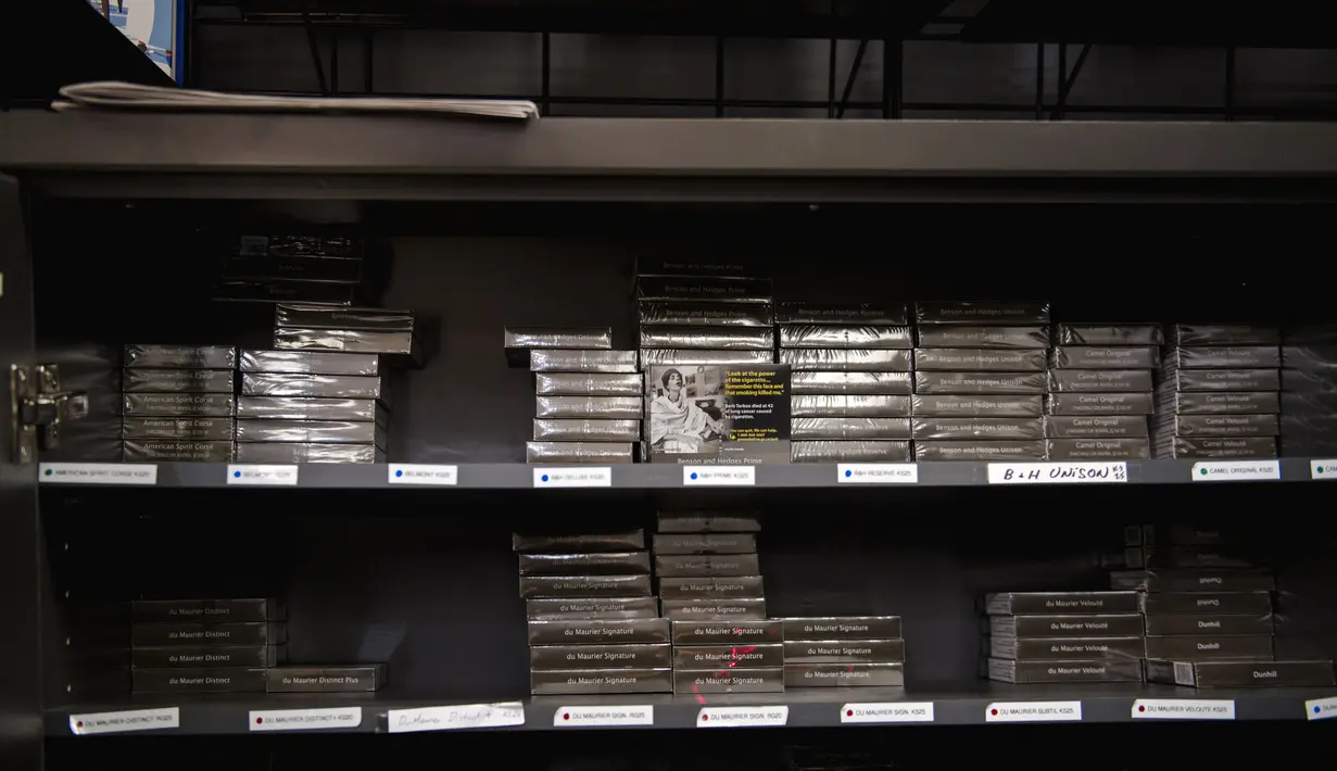 Bungkus rokok terlihat di toko swalayan dengan label peringatan saat ini dan disimpan di balik lemari tertutup di Montreal, Kanada, 1 Agustus 2023. (ANDREJ IVANOV / AFP)