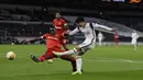 Penyerang Tottenham Hotspur, Son Heung-min menembak bola saat bek Royal Antwerp, Abdoulaye Seck mencoba membloknya dari arah kiri pada matchday terakhir Grup J Liga Europa di Tottenham Hotspur Stadium, Jumat (11/12/2020) dinihari WIB. Tottenham mengalahkan Antwerp 2-0. (AP/Kirsty Wigglesworth, pool)