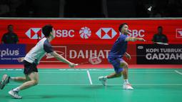 Pebulu tangkis tunggal putra Indonesia, Anthony Ginting berusaha mengembalikan kok ke arah wakil Thailand, Kantaphon Wangcharoen dalam babak kualifikasi Indonesia Masters 2026 di Istora, Senayan, Selasa (20/01/2026). (Bola.com/Bagaskara Lazuardi)