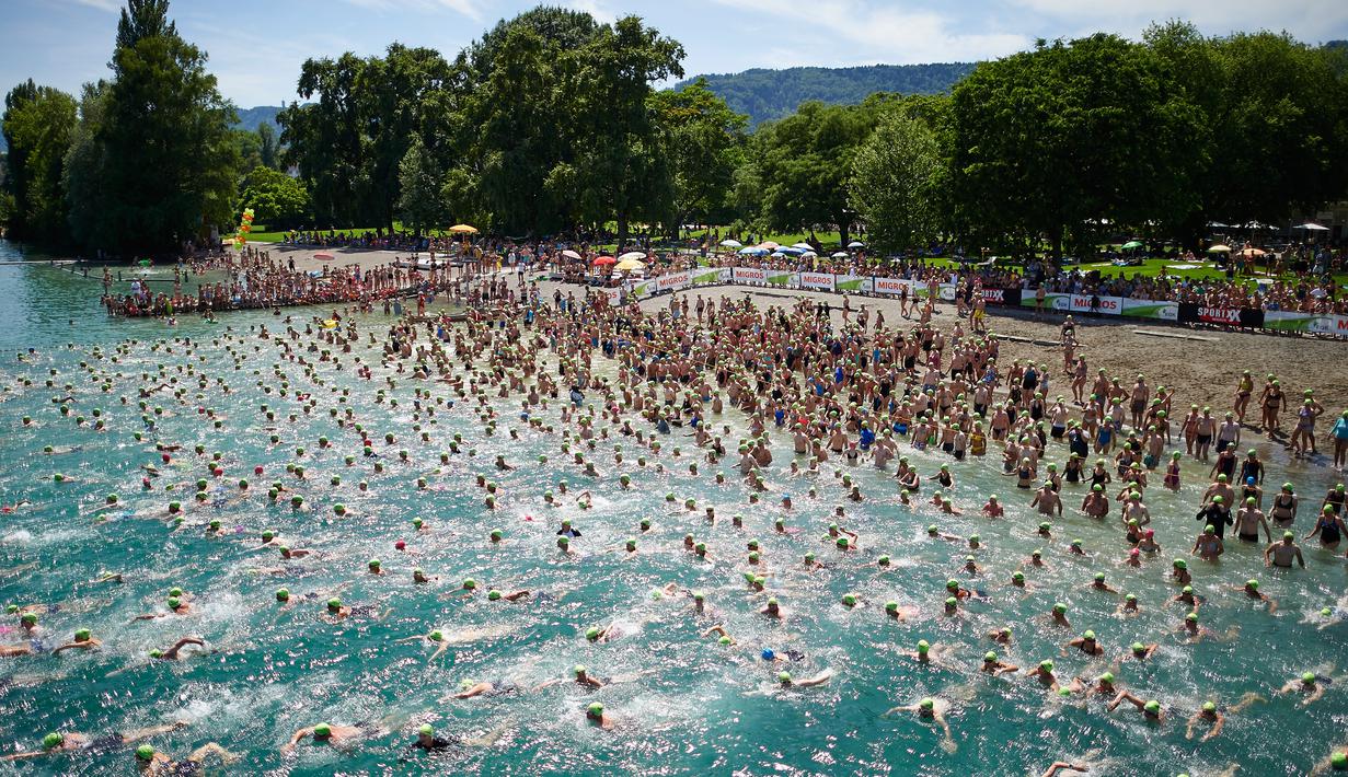 Ratusan orang berpartisipasi dalam perhelatan tahunan menyeberangi Danau Zurich di Swiss, 5 Juli 2017. Dalam ajang tersebut, para peserta harus bersaing mengarungi Danau Zurich sejauh 1,5 kilometer. (AFP PHOTO / Michael Buholzer)