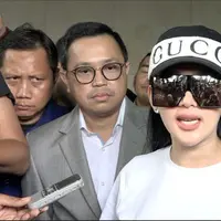 Disebut perjalanan ibadah umroh bersama keluarganya di endorse first travel, begini jawaban syahrini.