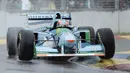 Michael Schumacher harus melakukan pinalti stop-go pada lap ke-14 akibat menyalip pembalap lain ketika sesi formation lap di GP Inggris tahun 1994. Namun dirinya tak mau melakukannya, sehingga ia diganjar bendera hitam dan dilarang mengikuti balapan selanjutnya. (Foto: AFP/Toshifumi Kitamura)