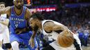 Pebasket San Antonio Spurs, Patty Millsi, berusaha melewati pebasket Oklahoma City Thunder, Corey Brewer, pada laga NBA di Chesapeake Energy Arena, Minggu (11/3/2018). Thunder menang 104-94 atas Spurs. (AP/Sue Ogrocki)
