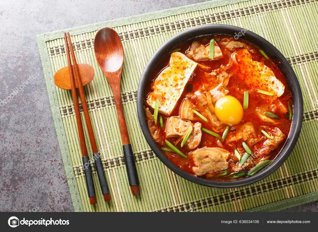 Makanan korea halal Sundubu Jjigae.  (lenyvavsha/depositphotos)