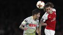 Bek Arsenal, Hector Bellerin, duel udara dengan gelandang FC Cologne, Leonardo Bittencourt, pada laga Liga Europa di Stadion Emirates, London, Rabu (14/9/2017). Arsenal menang 3-1 atas Cologne. (AFP/Adrian Dennis)