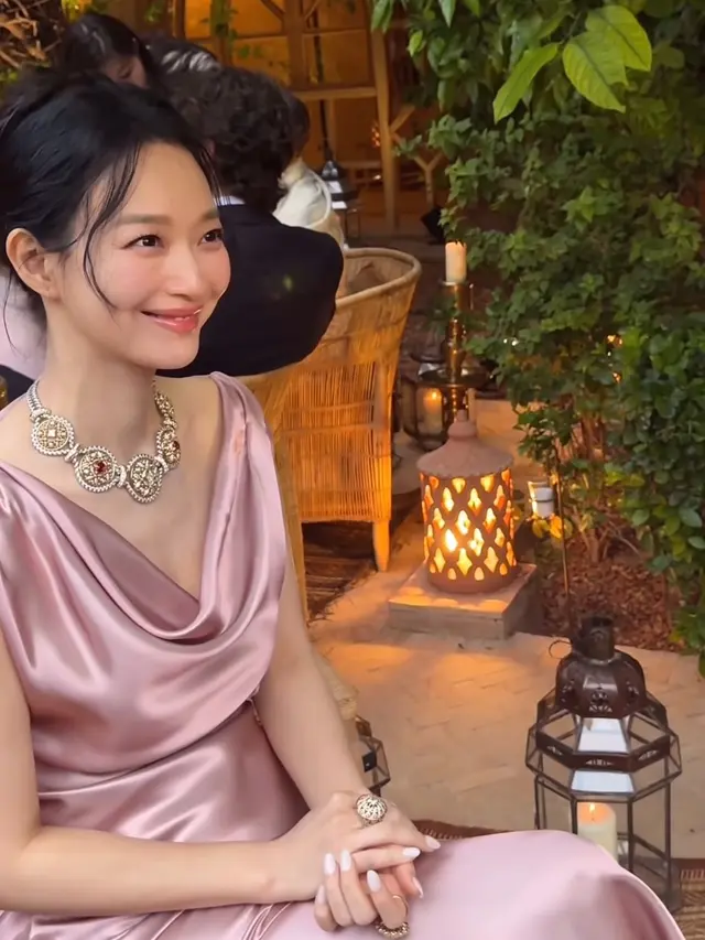 Shin Min Ah saat Hadir di High Jewelry Louis Vuitton pakai perhiasaan mewah. [@ament_official]