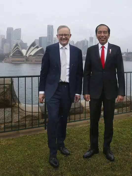 <p>Selain bertemu para pemimpin perusahaan Australia, Presiden Jokowi memiliki agenda kegiatan cukup padat sepanjang Selasa termasuk menyambangi kediaman Gubernur Jenderal Australia David Hurley serta menghadiri rangkaian Pertemuan Tahunan Ke-8 Pemimpin Indonesia-Australia bersama Perdana Menteri Australia Anthony Albanese. (Lisa Maree Williams/Pool Photo via AP)</p>
