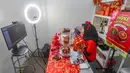 Meski belum dapat dipastikan berapa kenaikan omzet pada tahun ini, namun penjualan secara online terus ditingkatkan. Tampak dalam foto, pekerja melakukan penjualan kue keranjang secara daring/online di Pabrik Kue Hoki, kawasan Sawangan, Depok, Jawa Barat, Rabu (11/2/2025). (merdeka.com/Arie Basuki)