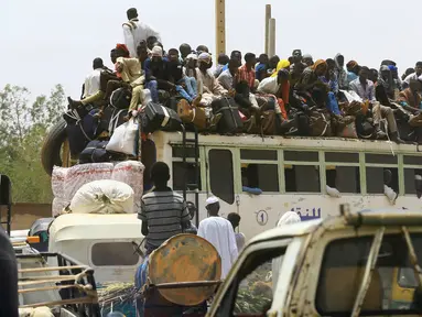 Warga Sudan berdesakan di atap bus saat mudik untuk merayakan Idul Adha, di Ibu Kota Khartoum, Minggu (11/9). Jelang lebaran haji, warga muslim di Sudan kembali ke kampung halaman untuk merayakan bersama keluarga mereka (REUTERS/Mohamed Nureldin Abdallah)