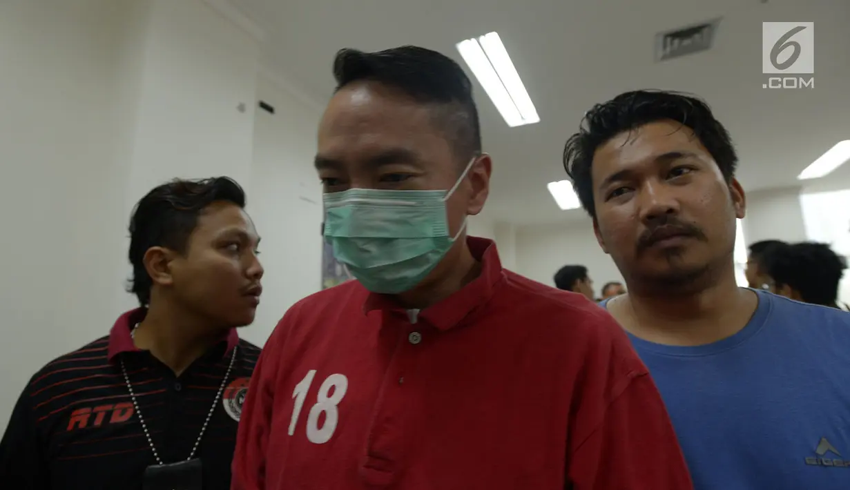 Pelaku pemobil koboi BMW bernopol B1764 PAF, Andy Wibowo (AW) usai jumpa pers di Polres Jakarta Pusat, Sabtu (15/6/2019). Polisi juga berhasil mengamankan senjata api milik AW yang kini masih pendalaman kasus. (merdeka.com/Imam Buhori)