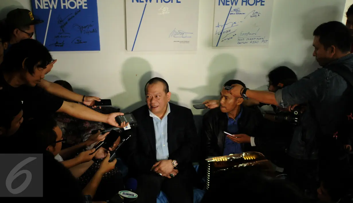 Ketua Umum PSSI, La Nyalla Mattalitti memberikan keterangan usai pertemuan dengan FIFA dan AFC di Jakarta, Selasa (3/11/2015). PSSI berharap tim segera terbentuk untuk menyelesaikan kisruh sepakbola Indonesia. (Liputan6.com/Helmi Fithriansyah)