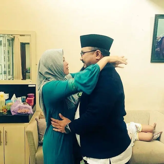 7 Potret Mesra Menteri Agama Gus Yaqut dan Istri, Romantis Banget