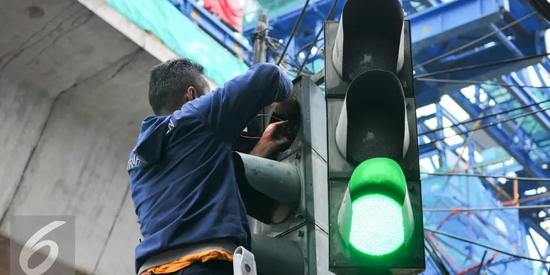 20160517- Cegah Kecelakaan, Dishub Perbaiki Traffic Light yang Rusak-Jakarta- Yoppy Renato
