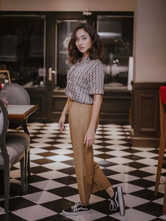 Tak hanya cantik, Naomi Zaskia juga pandai berbusana. Gayanya ini sangat fashionable, bukan? Kekinian banget. (Liputan6.com/IG/naonomnom)