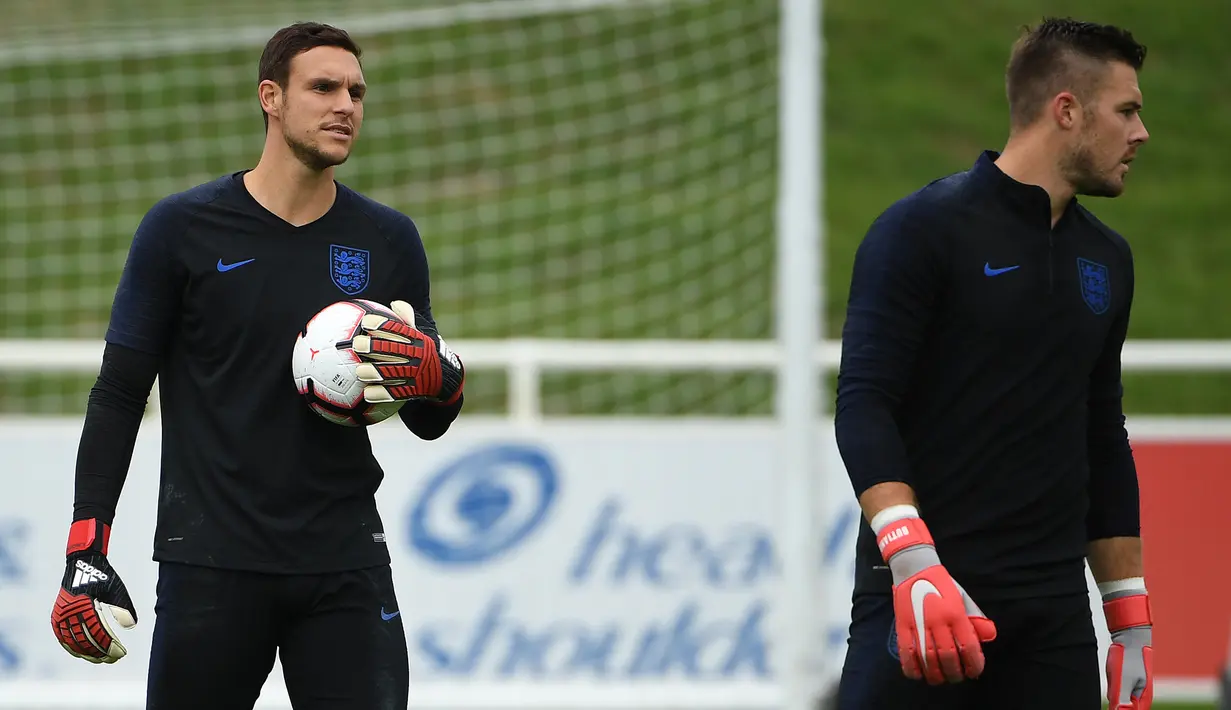 Kiper Inggris Alex McCarthy (kiri) dan Jack Butland saat mengikuti latihan di Burton-on-Trent, Inggris tengah, (4/9). Inggris akan bertanding melawan Spanyol laga persahabatan internasional 8 September. (AFP Photo/Paul Ellis)
