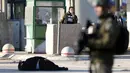  Sejumlah petugas berjaga di dekat seorang wanita Palestina yang tertembak saat mencoba menusuk polisi Israel di Qalandiya pos pemeriksaan dekat kota Ramallah, Tepi Barat (30/12). (Reuters/Mohamad Torokman)