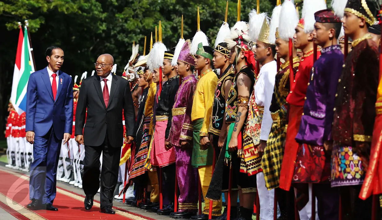 Presiden Republik Afrika Selatan Jacob Zuma didampingi Presiden Jokowi saat tiba di Istana Merdeka Jakarta, Rabu (8/3). Dalam penyambutan tersebut turut serta para pelajar yang mengenakan pakaian daerah. (Liputan6.com/Angga Yuniar)