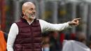 5. Stefano Pioli (AC Milan) - Pelatih berkepala plontos itu sukses membuat AC Milan bangkit di Serie A. I Rossoneri pun mengganjarnya dengan bayaran sebesar 2 juta Euro atau Rp34,8 miliar per tahun. (AP/Antonio Calanni)