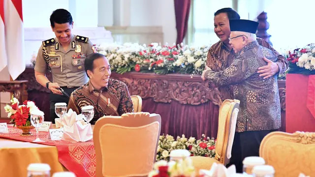 Presiden Joko Widodo (Jokowi) menggelar acara makan siang bersama para menteri kabinet Indonesia Maju di Istana Negara Jakarta, Jumat (18/10/2024). Jokowi turut berpamitan dengan jajaran kabinet karena akan segera pensiun pada 20 Oktober 2024. (Foto: Biro