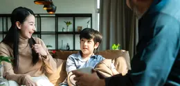 “Soft echo” parenting adalah cara berkomunikasi dengan anak dengan mengulang atau merefleksikan kembali apa yang mereka katakan, ditambah dengan sentuhan afirmasi positif. [Dok/freepik.com/LifestyleMemory]
