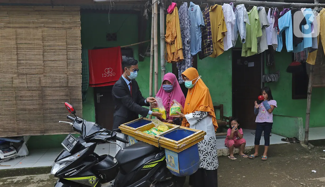Penjual tahu dengan pakaian seperti pekerja kantoran melayani pembeli di kawasan  Sukaraja, Kabupaten Bogor, Senin (14/12/2020). Ide ini dilakukan untuk menunjukkan bahwa pekerja industri rumahan juga bisa bekerja dengan rapih dan bersih. (Liputan6.com/Herman Zakharia)
