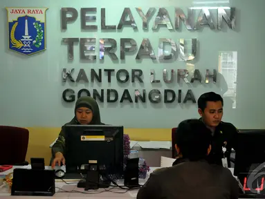 Petugas Kelurahan Gondangdia sedang melayani warganya di kantor lurah gondangdia, Jakarta, Senin (12/1/2015). (Liputan6.com/JohanTallo)