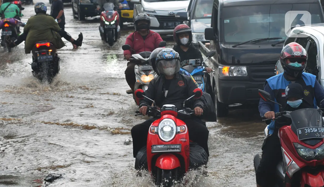 Pengendara menerobos banjir yang menggenangi kawasan perempatan Mampang, Depok, Jawa Barat, Rabu (18/05/20222). Banjir tersebut disebabkan meluapnya Kali Mampang. Menurut pejabat setempat, banjir terjadi akibat adanya batang pohon yang tersangkut di kolong jembatan Mampang. (merdeka.com/Arie Basuki)