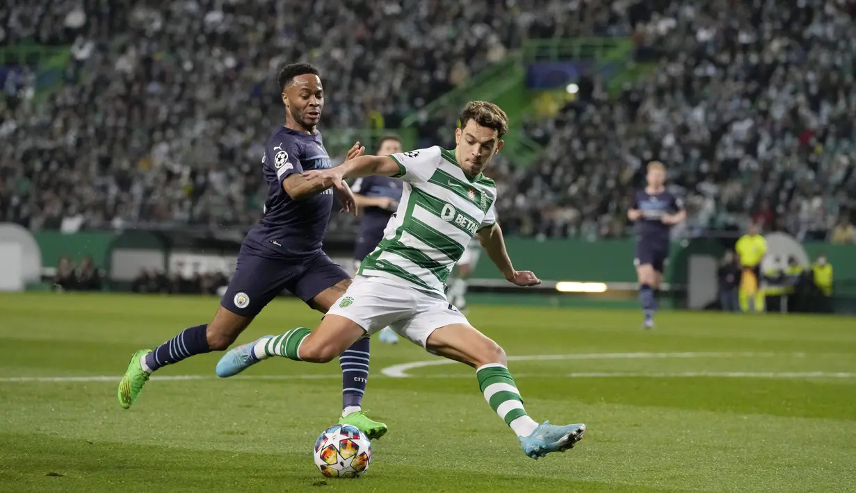 Meski sudah unggul jauh namun Manchester City tak mengendurkan tekanan. Raheem Sterling dkk masih melakukan serangan-serangan membahayakan pertahanan lawan. (AP/Armando Franca)