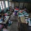 Pegawai pemerintah menjahit bendera tiga warna India di kantor menjelang Hari Kemerdekaan di Gauhati, di negara bagian timur laut Assam, Selasa, 2 Agustus 2022. Perdana Menteri India Narendra Modi telah mengimbau warga untuk mengibarkan atau memajang bendera nasional di Hari Kemerdekaan pada 15 Agustus. (AP Photo/Anupam Nath)