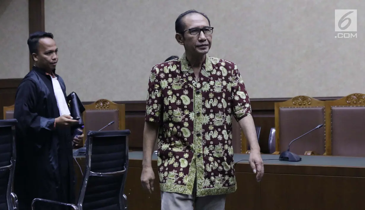 Terdakwa suap putusan perkara perdata yang juga Hakim PN Jakarta Selatan, Iswahyu Widodo usai menjalani sidang pembacaan tuntutan di Pengadilan Tipikor, Jakarta, Kamis (13/4/2019). Irwan dan Iswahyu Widodo diyakini bersalah menerima uang Rp 150 juta dan SGD 47 ribu. (Liputan6.com/Helmi Fithriansyah)