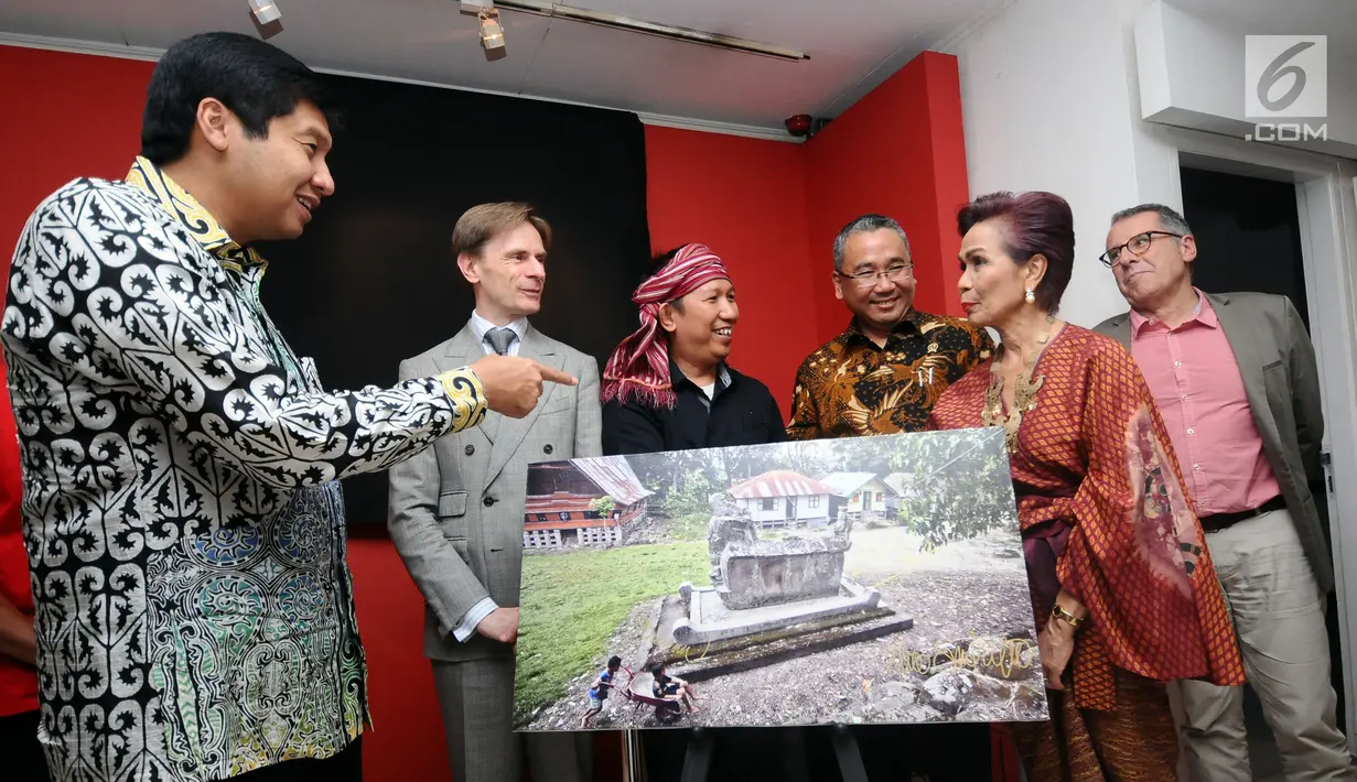 Menteri Desa, PDT dan Transmigrasi, Eko Putro Sandjojo (keempat kiri) saat Peluncuran Buku Danau Toba dan Mangongkal Holi di Jakarta, Kamis (24/8). Peluncuran diwarnai pameran foto budaya Batak. (LIputan6.com/Helmi Fithriansyah)