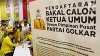 Ketum Golkar Airlangga Hartarto mendaftarkan diri sebagai calon ketua umum Golkar di DPP Partai Golkar, Jakarta, Senin (2/12/2019). Partai Golkar akan melaksanakan Musyawarah Nasional pada 3 Desember 2019 dengan salah satu agendanya pemilihan ketua umum periode 2019-2024. (Liputan6.com/Johan Tallo)