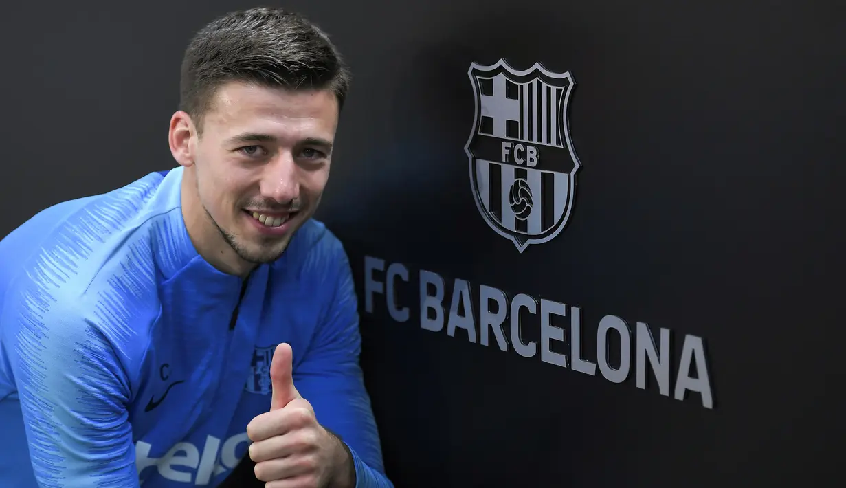 5.Clement Lenglet (Barcelona) - Sempat dianggap terlalu mahal saat dibeli La Blaugrana dari Sevilla dengan harga 35 juta euro. Namun permainannya terus berkembang dan menjelma menjadi bek andalan bagi Barca dengan mencatatkan 22 penampilan di liga. (AFP/Lluis Gene)
