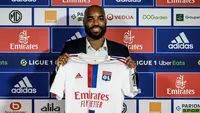 Liga Inggris telah lama menjadi destinasi para pesepak bola dari berbagai negara untuk berkompetisi di dalamnya, termasuk para pesepak bola asal Prancis yang sebelumnya berlaga di Liga Prancis. Ada yang masih bertahan hingga kini dan ada pula yang memilih kembali ke Prancis dengan berbagai alasan. Berikut 5 pemain yang pernah merumput di Liga Inggris dan akhirnya memutuskan kembali ke Liga Prancis. (AFP/Jeff Pachoud)