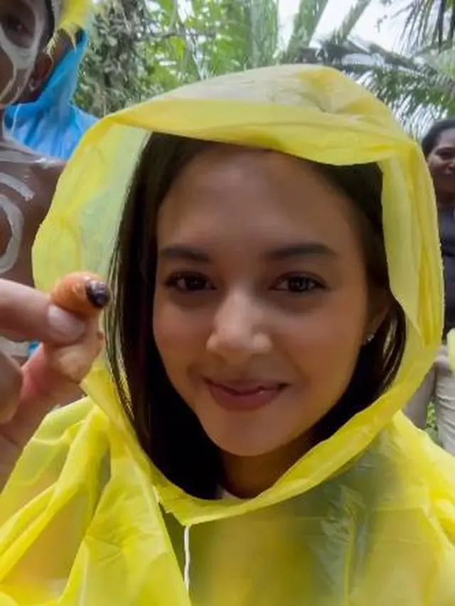 7 Momen Aurelie Moeremans Coba Makan Ulat Sagu di Papua Ini Ekspresinya Kocak