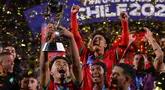 Timnas Maroko merayakan kemenangan dengan trofi setelah memenangkan final Piala Dunia U-20 2025 melawan Argentina di Estadio Nacional Julio Martinez Pradanos, Santiago, pada Minggu 19 Oktober 2025 waktu setempat atau Senin 20 Oktober 2025 pagi WIB. (Javier TORRES/AFP)