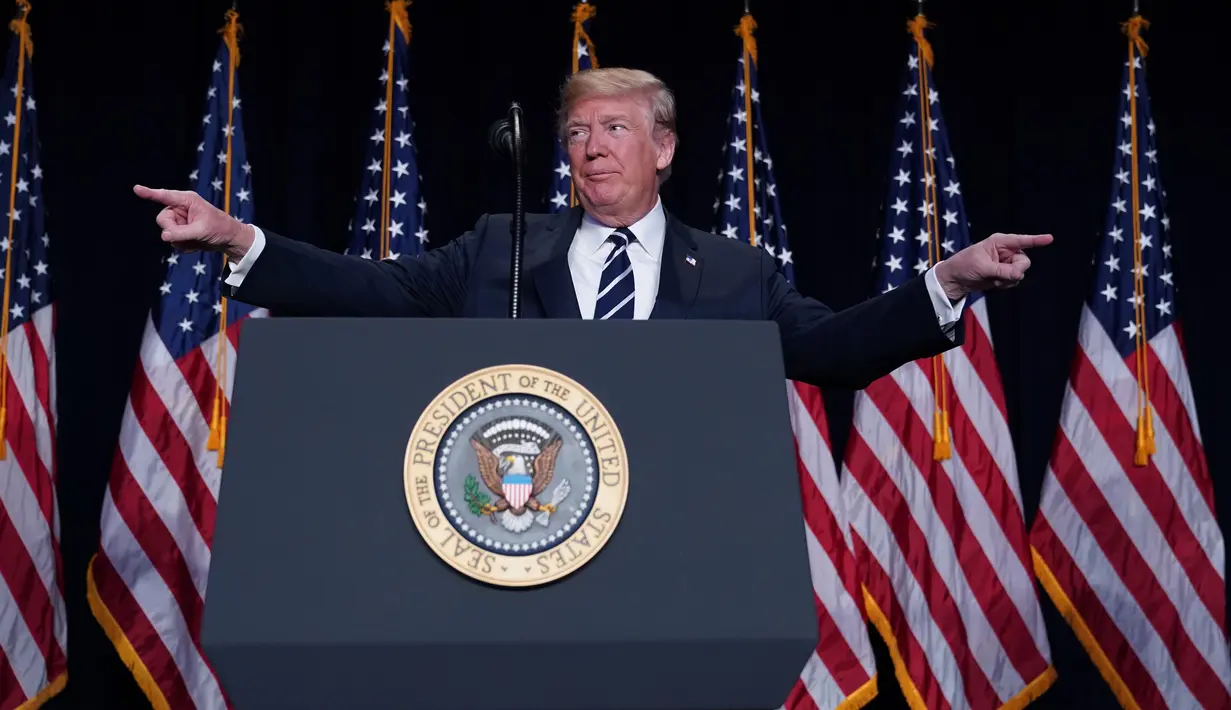 Gaya Presiden AS Donald Trump saat memberikan pidato dalam acara National Prayer Breakfast di sebuah hotel di Washington DC (8/2). Acara tahunan ini dihadiri para pemimpin agama, politisi dan pejabat tinggi pemerintah. (AFP Photo/Mandel Ngan)