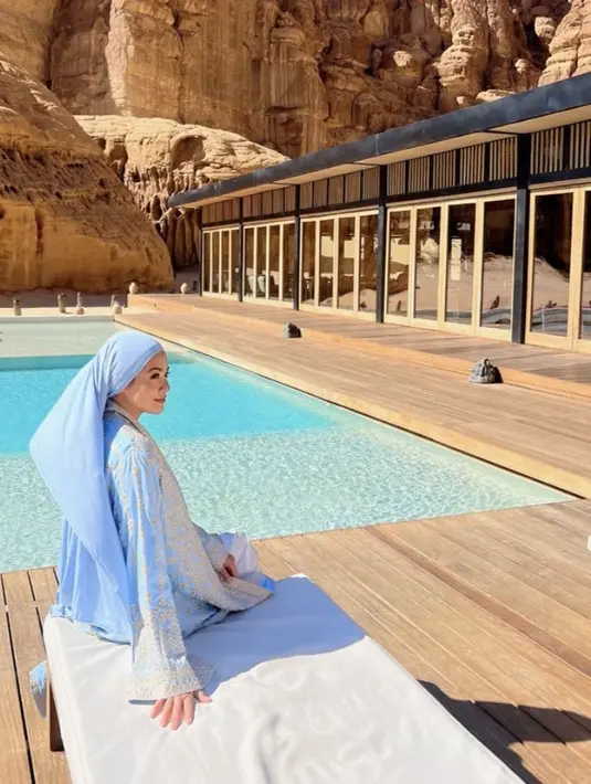 Ia pun melengkapi penampilan mengenakan kerudung baby blue, dengan model turban yang masih memerlihatkan lehernya.  [@titi_kamall]