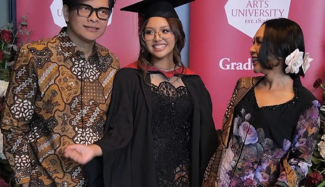 Naja meraih gelar S1 di Leeds Art University, London. Saat wisuda ia pun tampil stunning dengan kebayanya. @najandmm