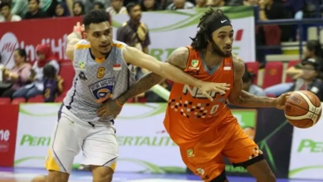 Point guard NSH Jakarta, Gary Jacobs (kanan).