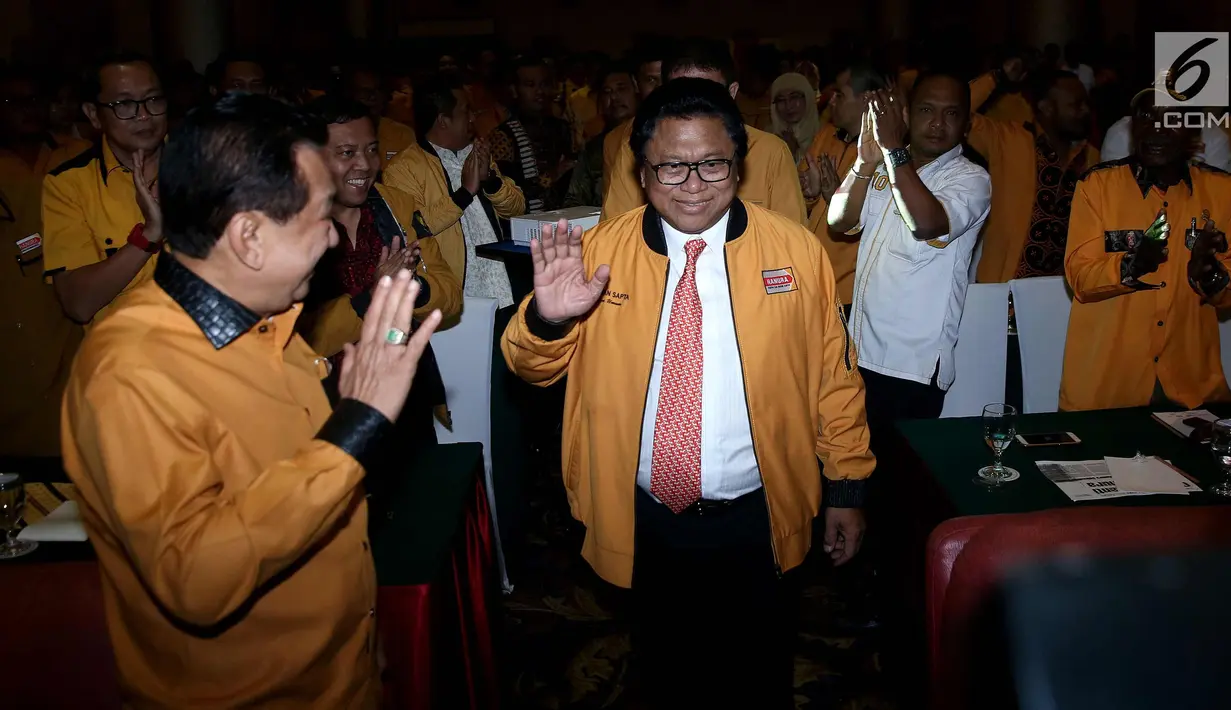 Ketum Partai Hanura, Oesman Sapta Odang saat menghadiri rapat koordinasi DPD Partai Hanura se-Indonesia, Jakarta, Rabu (17/1). Rapat tersebut membahas kesiapan partai menghadapi verifikasi faktual KPU menuju Pemilu 2019. (Liputan6.com/Johan Tallo)